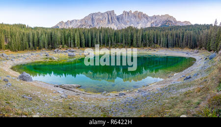 Karersee oder Lago di Carezza, ist ein See mit Bergkette des Latemar Gruppe auf Hintergrund in den Dolomiten in Südtirol, Italien Stockfoto