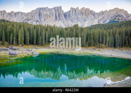 Karersee oder Lago di Carezza, ist ein See mit Bergkette des Latemar Gruppe auf Hintergrund in den Dolomiten in Südtirol, Italien Stockfoto