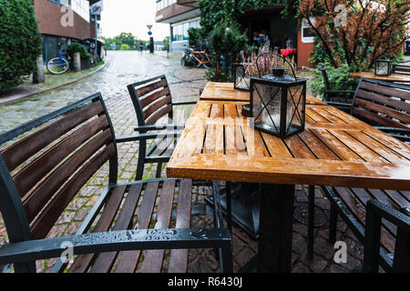 Leere Holz nass Tabelle im Café im Freien Stockfoto