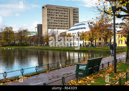 Herbst in Bergen, Norwegen. Lille Lungegaardsvannet See und die Stadt Halle Raadhuset (teilweise renoviert) Stockfoto