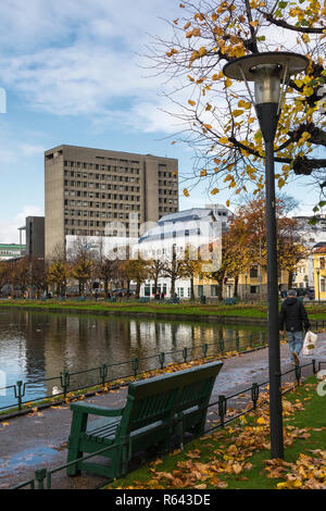 Herbst in Bergen, Norwegen. Lille Lungegaardsvannet See und die Stadt Halle Raadhuset (teilweise renoviert) Stockfoto