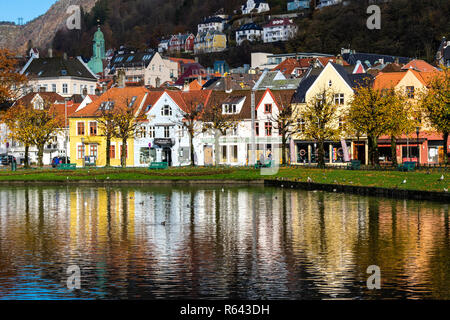 Herbst in Bergen, Norwegen. Lille Lungegaardsvannet See und kleine Gebäude entlang Kaigaten Straße. Stockfoto