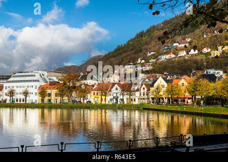 Herbst in Bergen, Norwegen. Lille Lungegaardsvannet See und kleine Gebäude entlang Kaigaten Straße. Stockfoto