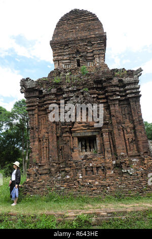 Mein Sohn, Vietnam - Touristische neben einem verlassenen alten hinduistischen Tempel Ruinen der Champa Dynastie um Mein Sohn Vietnam im Jahr 2018 Stockfoto