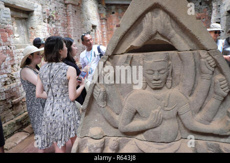 Mein Sohn, Vietnam - Touristen mit einem lokalen Guide am alten hinduistischen Tempel Ruinen der Champa Dynastie um Mein Sohn Vietnam im Jahr 2018 Stockfoto