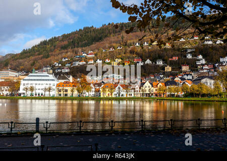 Herbst in Bergen, Norwegen. Lille Lungegaardsvannet See und kleine Gebäude entlang Kaigaten Straße. Stockfoto