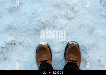 Mans Füße im Winter Stiefel auf dem frischen Schnee. Stockfoto