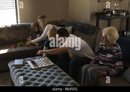 Multi-generation Familie Spiele spielen auf dem Sofa im Wohnzimmer. Stockfoto