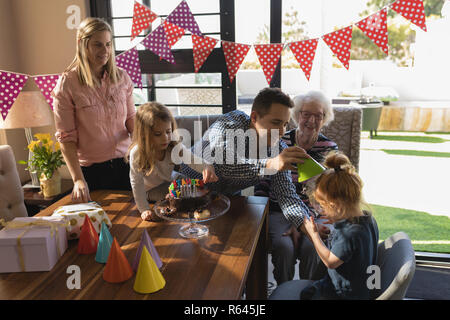 Multi-Generation, Familie feiert Geburtstag im Wohnzimmer Stockfoto