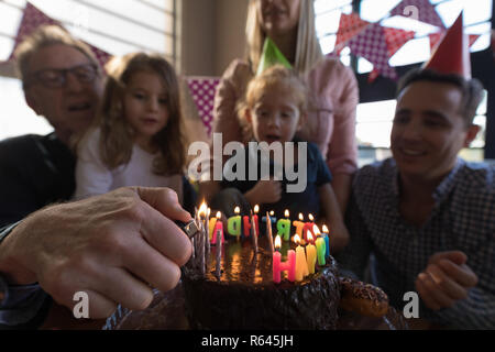 Multi-Generation, Familie feiert Geburtstag im Wohnzimmer Stockfoto