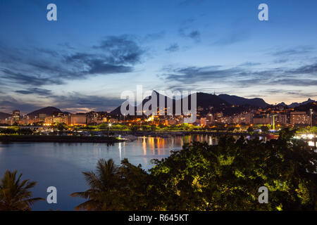 Schöne Panoramasicht auf die Stadt Rio de Janeiro mit Corcovado in der Abenddämmerung. Stockfoto