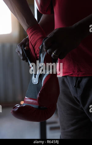 Trainer helfen männliche Boxer im Boxhandschuh Stockfoto