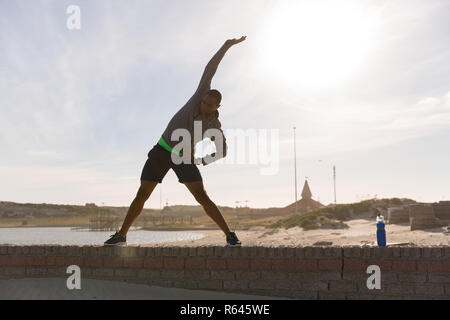 Männliche Athleten trainieren auf umgebende Mauer Stockfoto