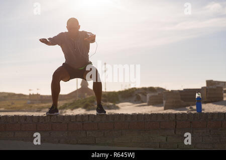 Männliche Athleten trainieren auf umgebende Mauer Stockfoto