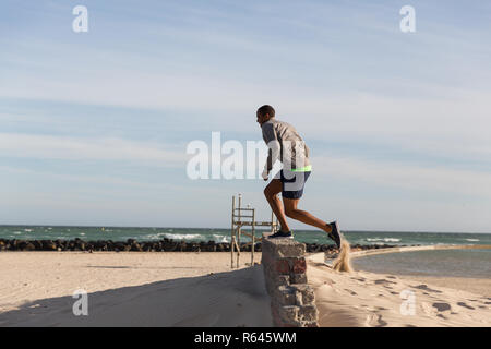 Männliche Athleten trainieren auf umgebende Mauer Stockfoto