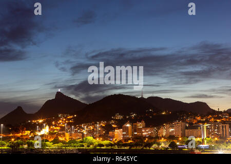 Schöne Panoramasicht auf die Stadt Rio de Janeiro mit Corcovado in der Abenddämmerung. Stockfoto