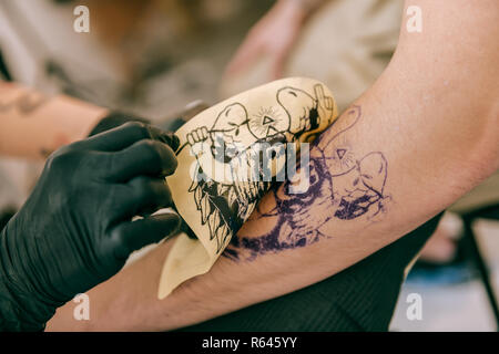 Männlichen Klienten erhalten für Tattoo Verfahren bereit Stockfoto