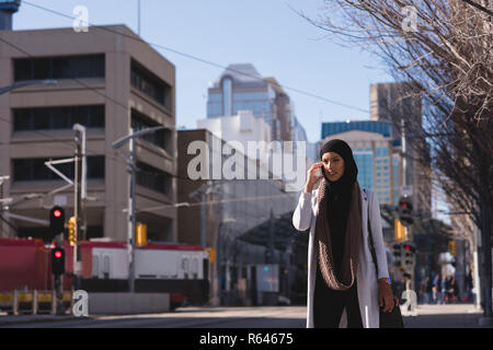 Frau mit Handy in der Stadt Stockfoto