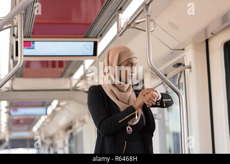 Frau mit smart Watch bei Reisen im Zug Stockfoto