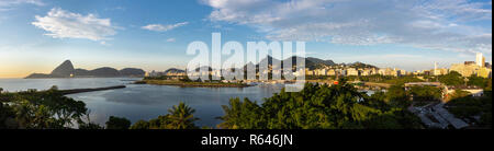 Schöne Panoramasicht auf die Stadt Rio de Janeiro mit Zuckerhut und Corcovado im Morgengrauen. Stockfoto