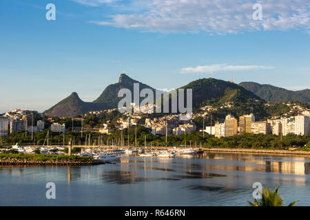 Schöne Panoramasicht auf die Stadt Rio de Janeiro mit Corcovado im Morgengrauen. Stockfoto