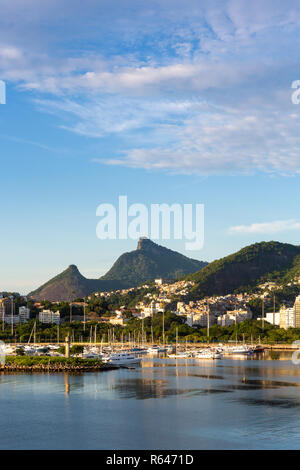 Schöne Panoramasicht auf die Stadt Rio de Janeiro mit Corcovado im Morgengrauen. Stockfoto