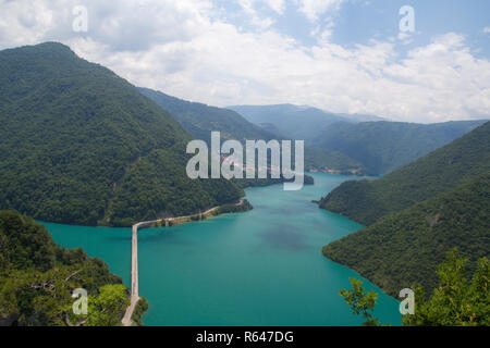 Pivsko jezero. Türkisfarbenes Wasser dam Stockfoto