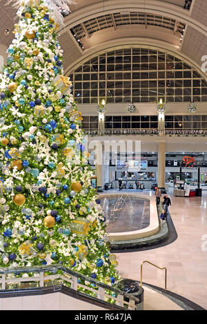 Die Tower City Center Atrium in Cleveland, Ohio, USA ist mit einem Weihnachtsbaum während der 2018 Saison geschmückt. Stockfoto