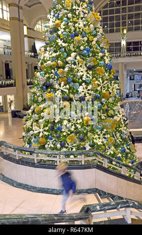 Die Tower City Center Atrium in Cleveland, Ohio, USA ist mit einem Weihnachtsbaum während der 2018 Saison geschmückt. Stockfoto