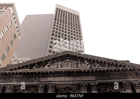 Die Cleveland Trust Company Building geschwungenen Giebel hat einen Teil der historischen Gebäude seit der Eröffnung im Jahre 1907 im Zentrum von Cleveland. Stockfoto