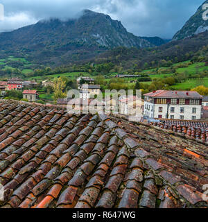 Rustikale Bergdorf im Norden Spaniens Stockfoto