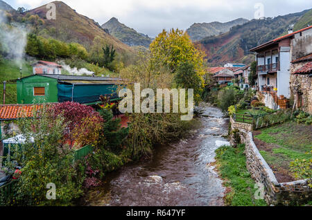 Rustikale Bergdorf im Norden Spaniens Stockfoto