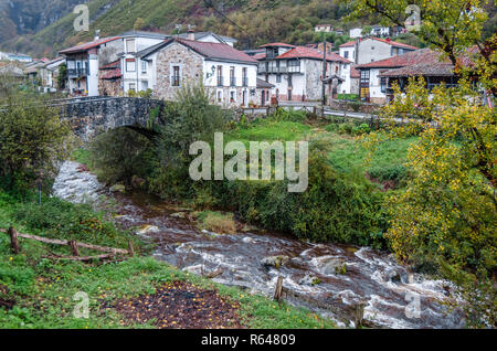 Rustikale Bergdorf im Norden Spaniens Stockfoto