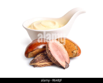 Sheanüsse mit Butter oder Sahne in die Schüssel. Auf weissem Hintergrund. Stockfoto