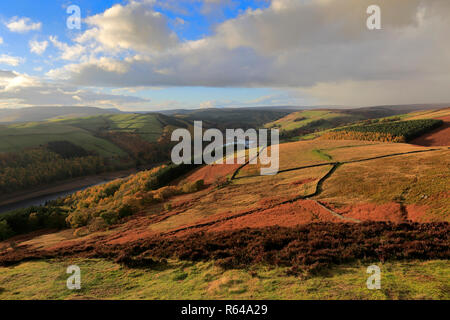 Herbstliche Aussicht auf Ladybower Vorratsbehälter, Derwent Valley, Derbyshire, Peak District National Park, England, UK Stockfoto