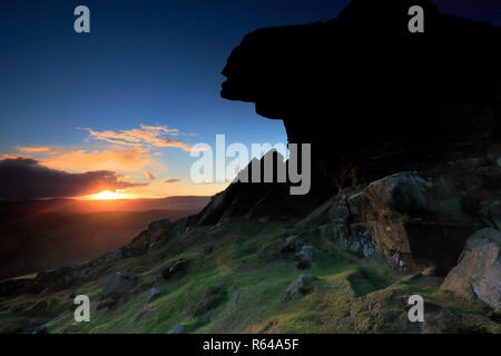 Sonnenuntergang über Dovestone Tor, Derwent Mauren, Obere Derwent Valley, Peak District National Park, Derbyshire, England, Großbritannien Stockfoto