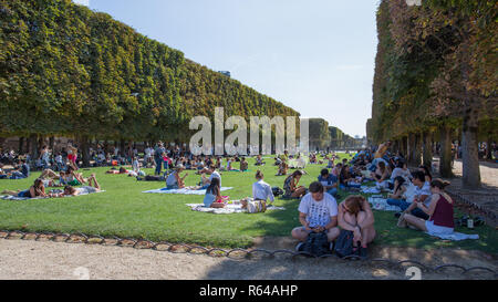 PARIS, Frankreich, 9. September 2018 - sitzen und zu Luxemburg Gärten an einem sonnigen und warmen Tag des Sommers, Paris, Frankreich Stockfoto