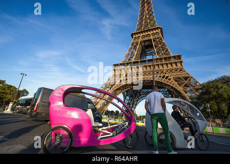 PARIS, Frankreich, 8. September 2018 - Rikschas für Touristen in der Nähe von Eiffelturm in Paris, Frankreich Stockfoto