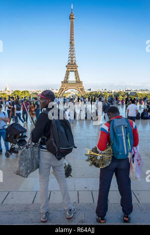 PARIS, Frankreich, 7. September 2018 - afrikanische Einwanderer verkaufen Souvenirs von kleinen im Trocadero, Eiffelturm in Paris, Frankreich Stockfoto