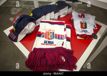 Genua (Genova), Italien, 27. November 2018 - Schals und Mützen von Genua Fußballmannschaft 1893 zum Verkauf in Genua Shop in Genua "Porto Antico", Italien. Stockfoto