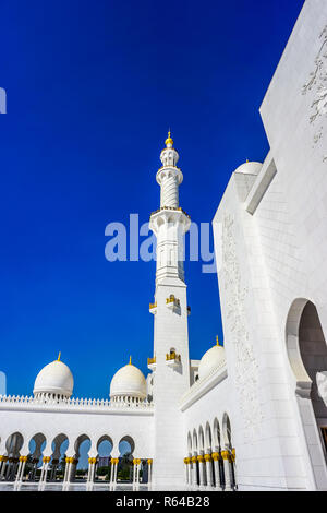 Abu Dhabi Sheikh Zayed Grand Moschee Platz mit malerischen Minarett Seitenansicht Stockfoto