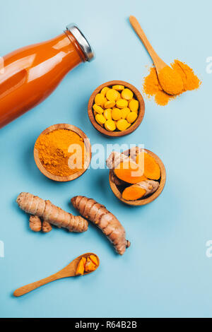 Verwirrung der Gelbwurz Werk in verschiedenen Bedingungen: frischen, trockenen Wurzel, Pillen, Pulver und schneiden Pflanze auf Pastell-blaue Hintergrund. Flach Stil. Stockfoto