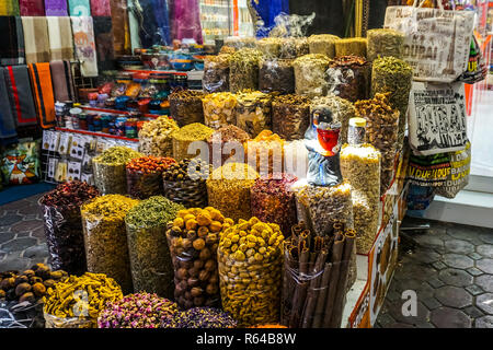 Bur Dubai Souk gemeinsamen Shop bietet orientalische Gewürze Trockenfrüchte Weihrauch Souvenirs Stockfoto