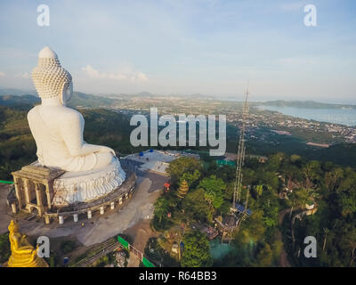 Luftaufnahme Big Buddha Phuket Thailand Höhe 45 m. Stahlbetonkonstruktion mit weißer Jade Marmor Suryakanta aus Myanmar Birma geschmückt Stockfoto