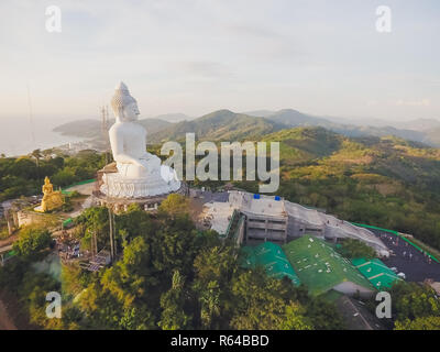 Luftaufnahme Big Buddha Phuket Thailand Höhe 45 m. Stahlbetonkonstruktion mit weißer Jade Marmor Suryakanta aus Myanmar Birma geschmückt Stockfoto