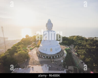 Luftaufnahme Big Buddha Phuket Thailand Höhe 45 m. Stahlbetonkonstruktion mit weißer Jade Marmor Suryakanta aus Myanmar Birma geschmückt Stockfoto