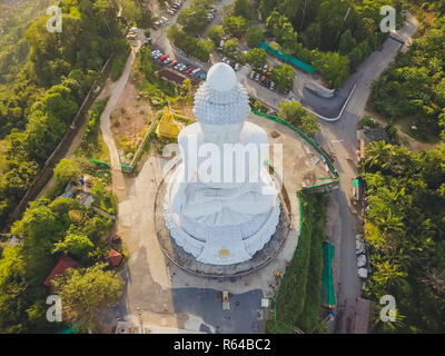 Luftaufnahme Big Buddha Phuket Thailand Höhe 45 m. Stahlbetonkonstruktion mit weißer Jade Marmor Suryakanta aus Myanmar Birma geschmückt Stockfoto