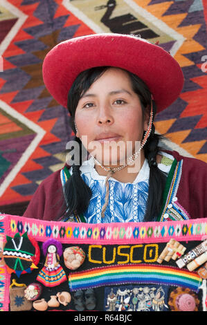 Chincheros, Peru - 31. Juli 2011: ein Mädchen tragen typische Kleidung, Verkauf von Tapisserie. Stockfoto