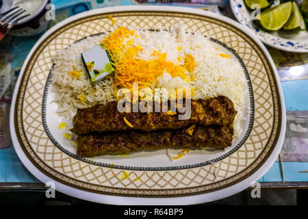 Mouthwatering Lecker iranischen Kabab Koobideh Reis mit Safran und Butter Stockfoto