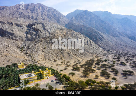 Ras Al Kaimah Vororten Dhayah Fort malerischen Palmen Landschaft mit Jebel Jais Bergblick Stockfoto